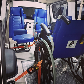 Vehículo adaptado con rampa para silla de ruedas