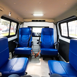 Vehículo adaptado con rampa para silla de ruedas