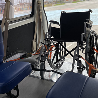 Vehículo adaptado con rampa para silla de ruedas