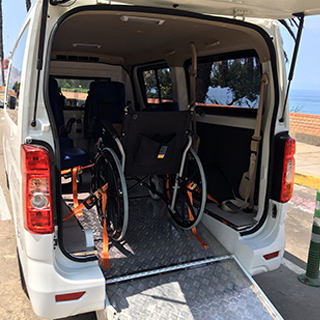 Vehículo adaptado con rampa para silla de ruedas